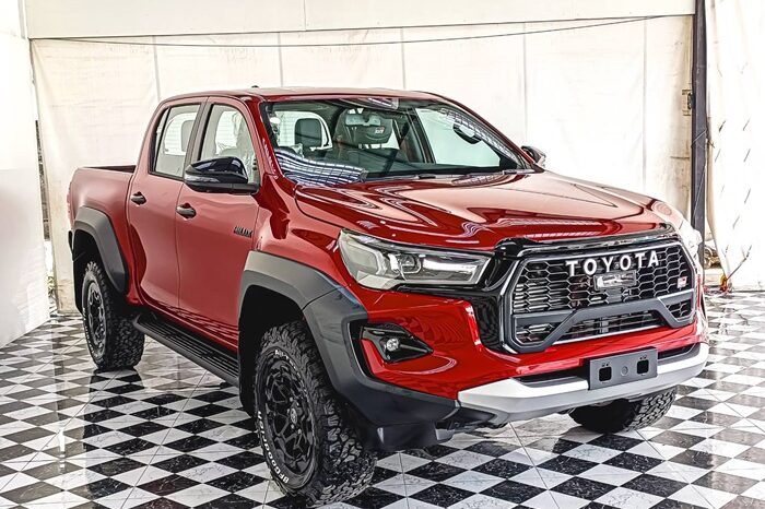 
								Toyota Hilux GR Sports full									