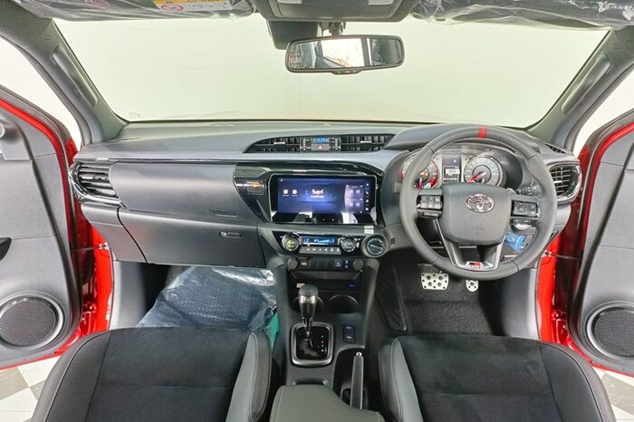 
								Toyota Hilux GR Sports full									
