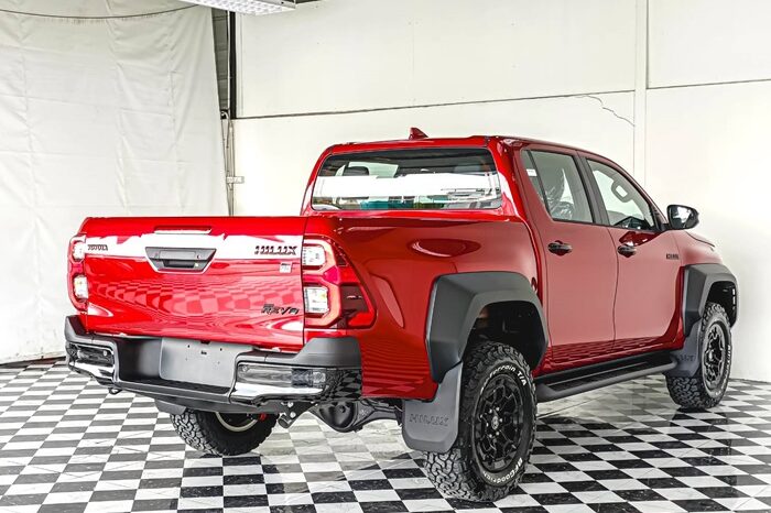 
								Toyota Hilux GR Sports full									