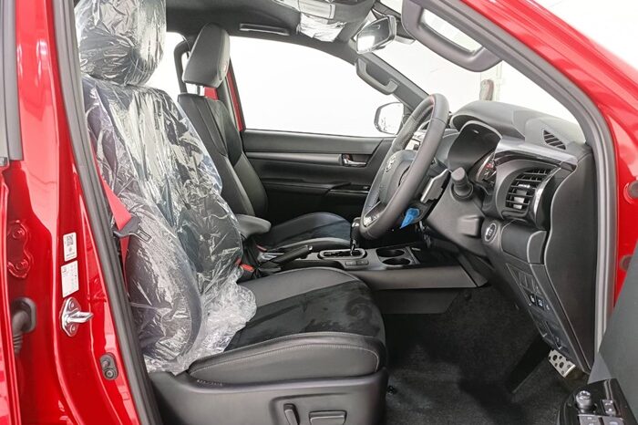 
								Toyota Hilux GR Sports full									