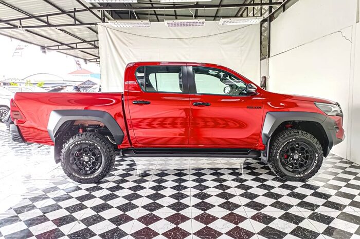 
								Toyota Hilux GR Sports full									