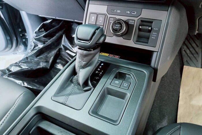 
								TOYOTA HILUX TRAVO full									