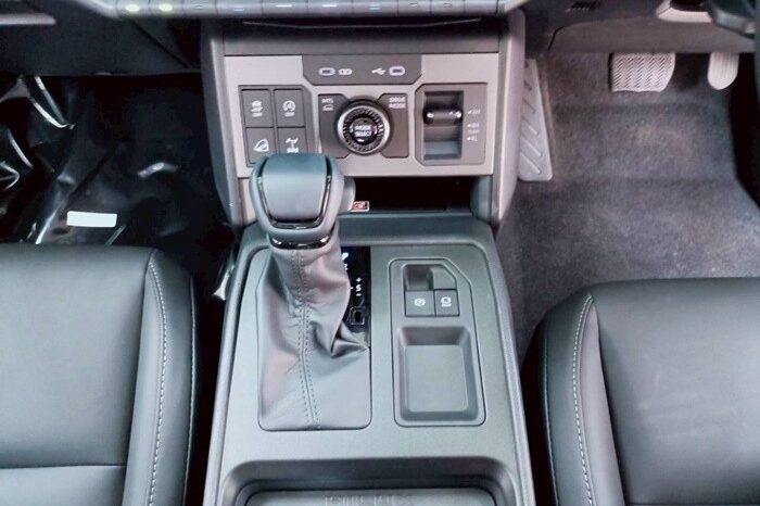 
								TOYOTA HILUX TRAVO full									