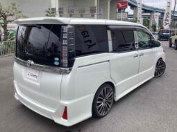 TOYOTA VOXY ZS KIRAMEKI