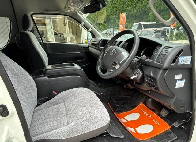 
								TOYOTA HIACE COMMUTER 2020 full									