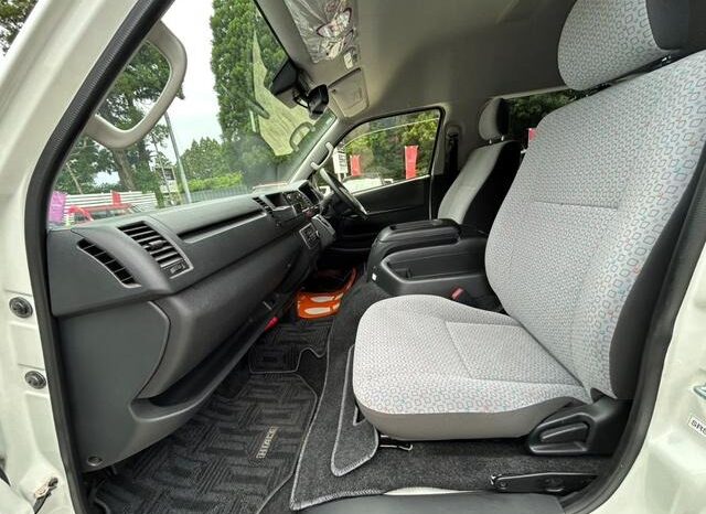 
								TOYOTA HIACE COMMUTER 2020 full									
