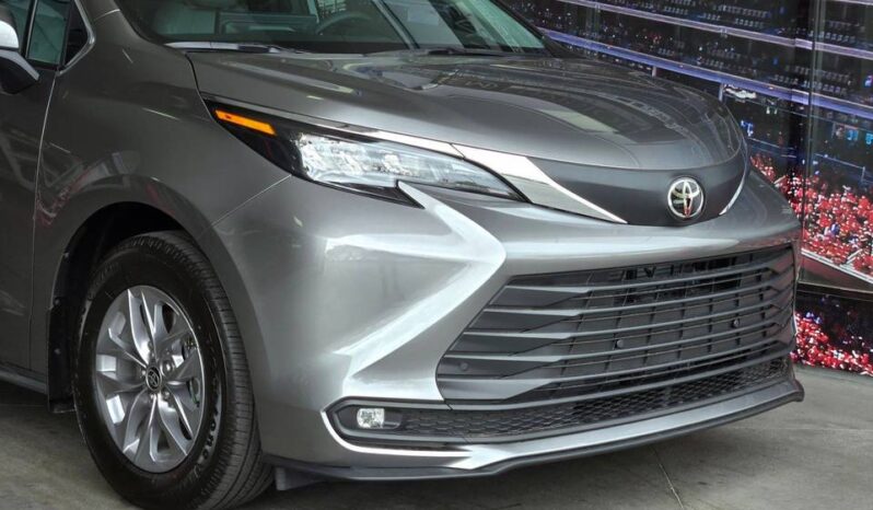 
								TOYOTA SIENNA XLE full									