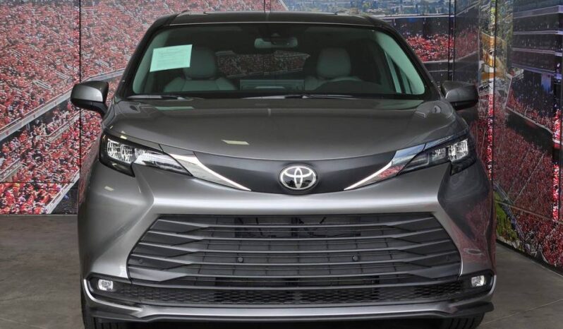 
								TOYOTA SIENNA XLE full									
