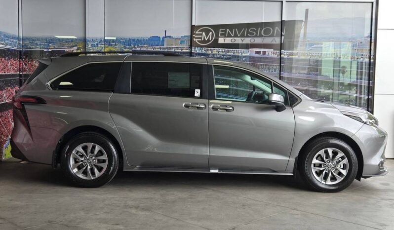 
								TOYOTA SIENNA XLE full									
