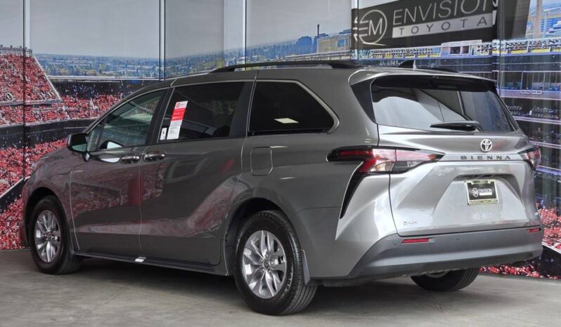 
								TOYOTA SIENNA XLE full									
