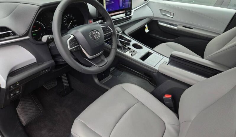 
								TOYOTA SIENNA XLE full									
