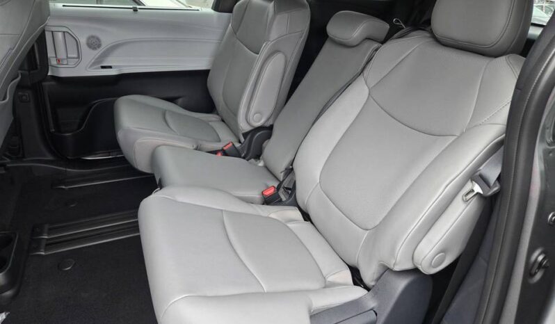
								TOYOTA SIENNA XLE full									