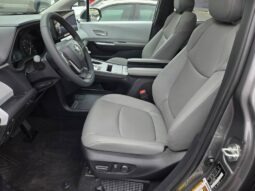 
										TOYOTA SIENNA XLE full									