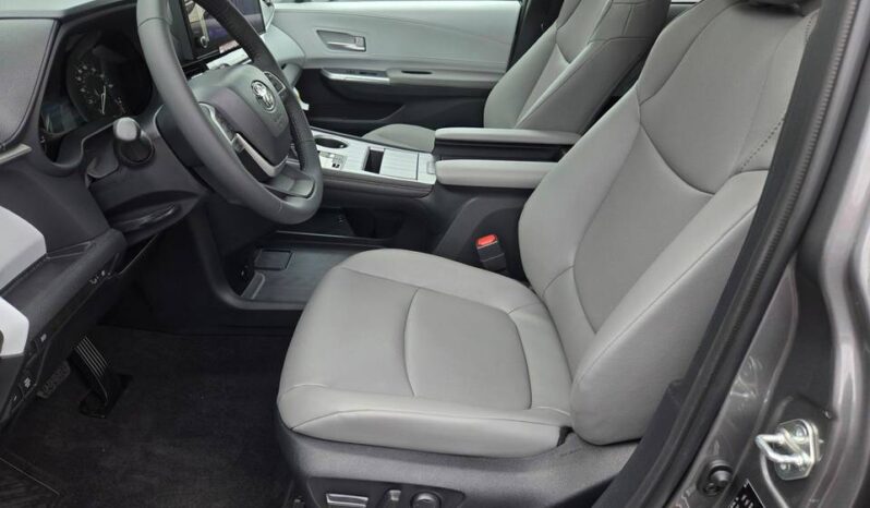 
								TOYOTA SIENNA XLE full									