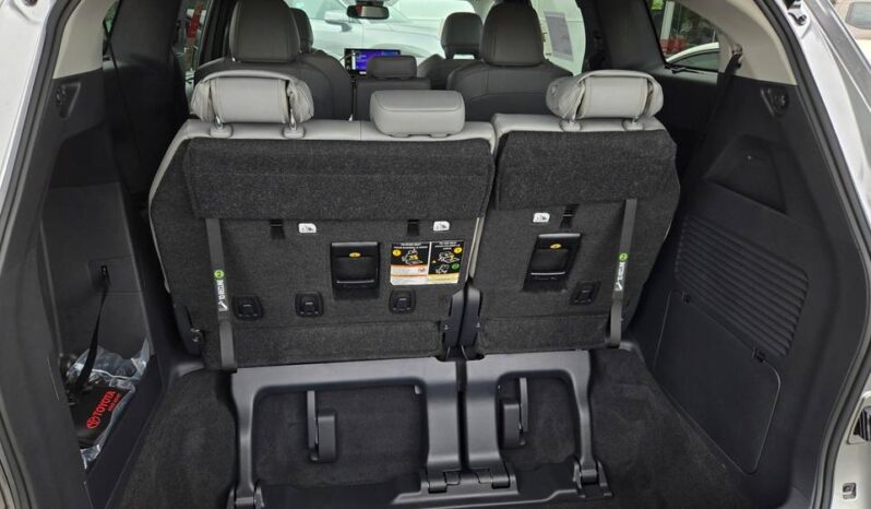 
								TOYOTA SIENNA XLE full									