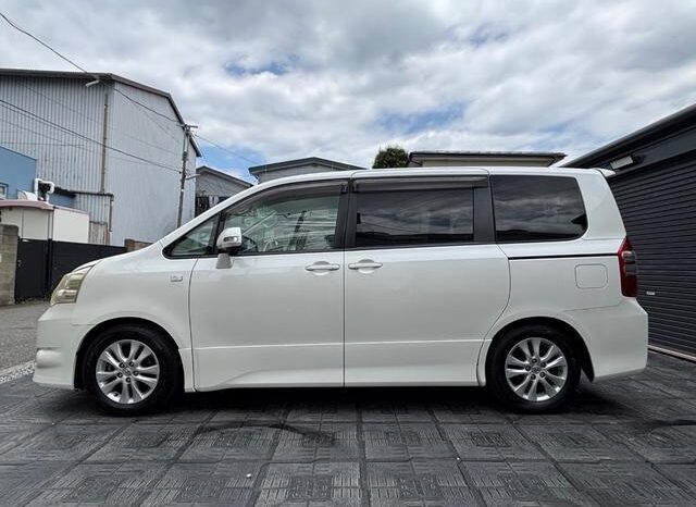 
								TOYOTA NOAH SI GS full									