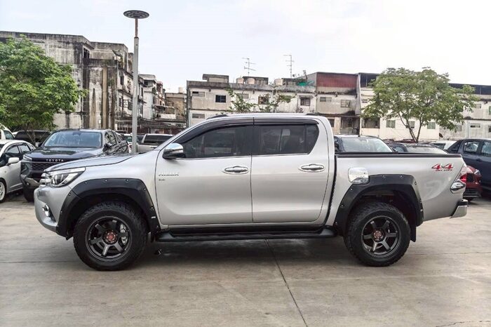
								TOYOTA HILUX full									
