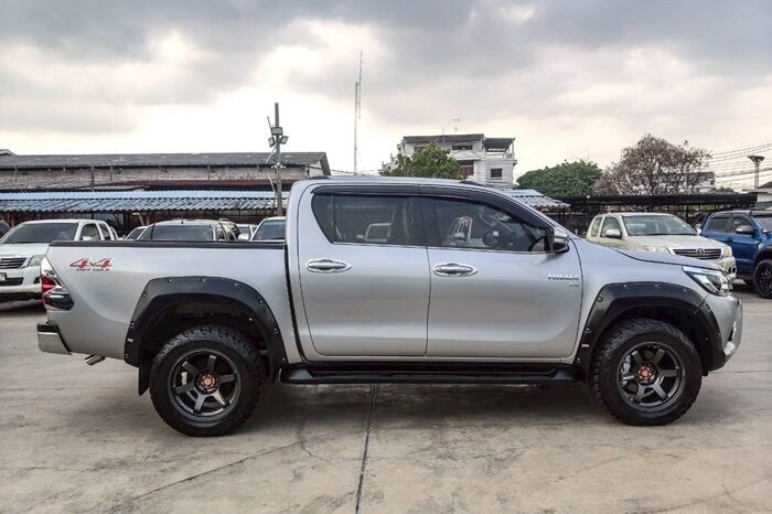 
								TOYOTA HILUX full									
